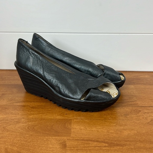 Fly London criss cross peep toe metallic black 2.5” wedge size 39 - Picture 1 of 11
